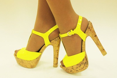 желтые босоножки на каблуке